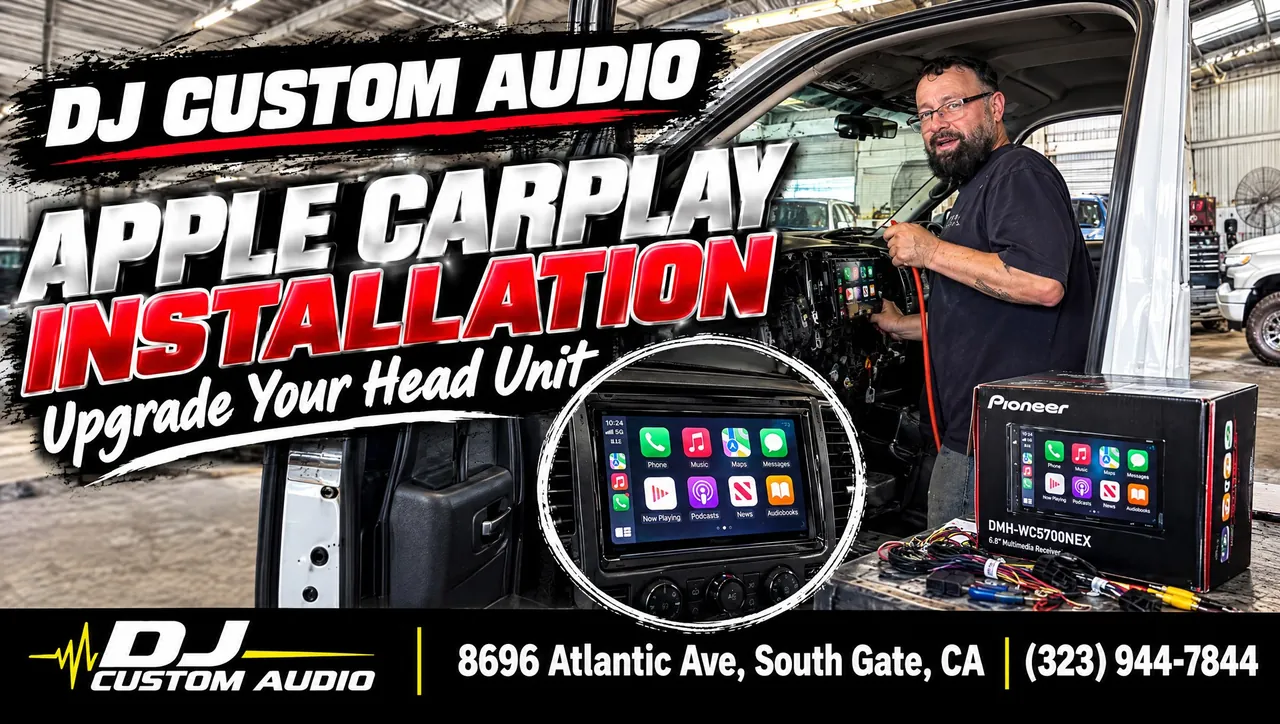 Apple CarPlay en la pantalla de un estéreo durante una instalación en South Gate
